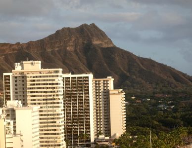 Pohled na Diamond Head z vyhlídkové restaurace jednoho mrakodrapu